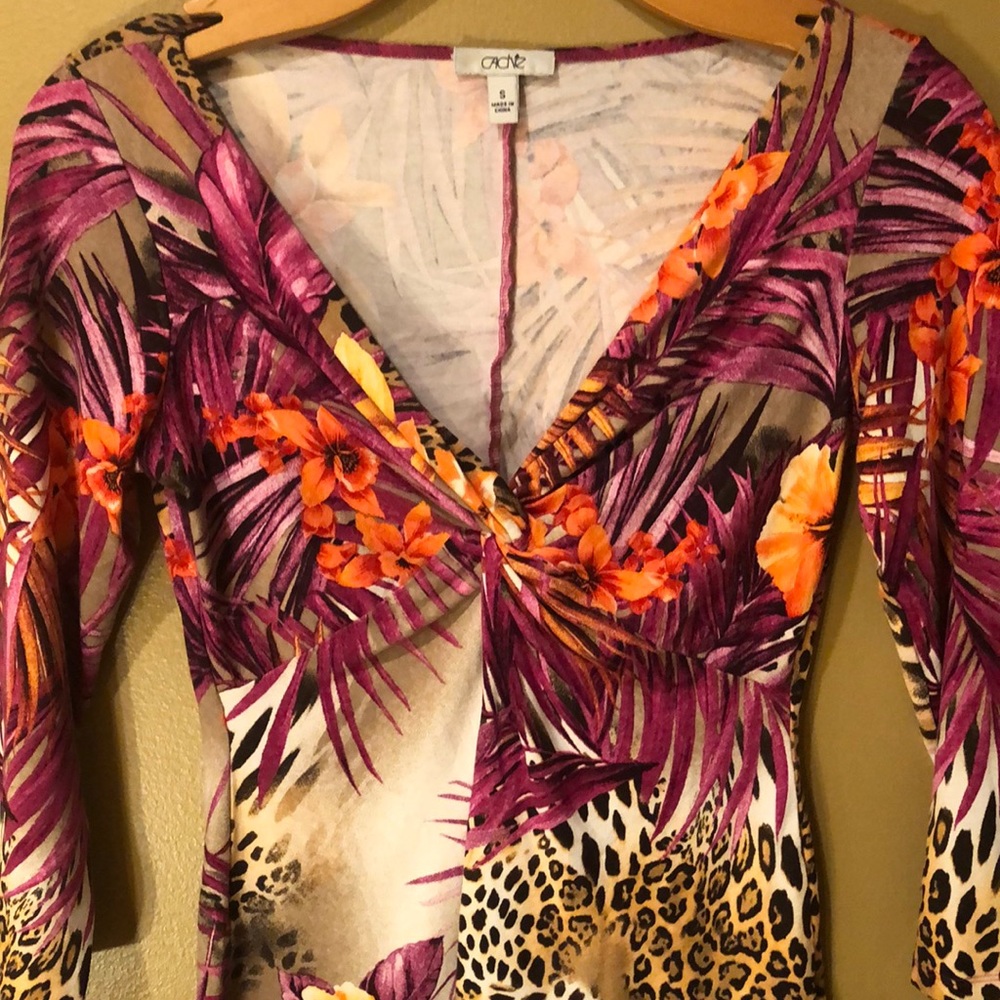 SALE-LIKE NEW-KNOTTED V top by CACHE